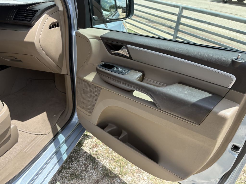 2012 Volkswagen Routan Image 11