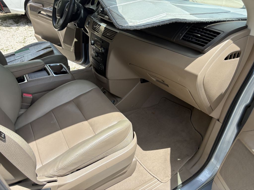 2012 Volkswagen Routan Image 12