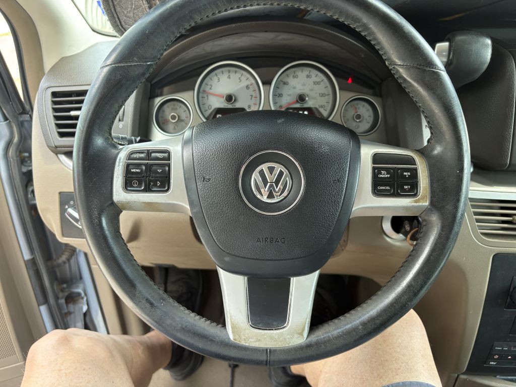 2012 Volkswagen Routan Image 14
