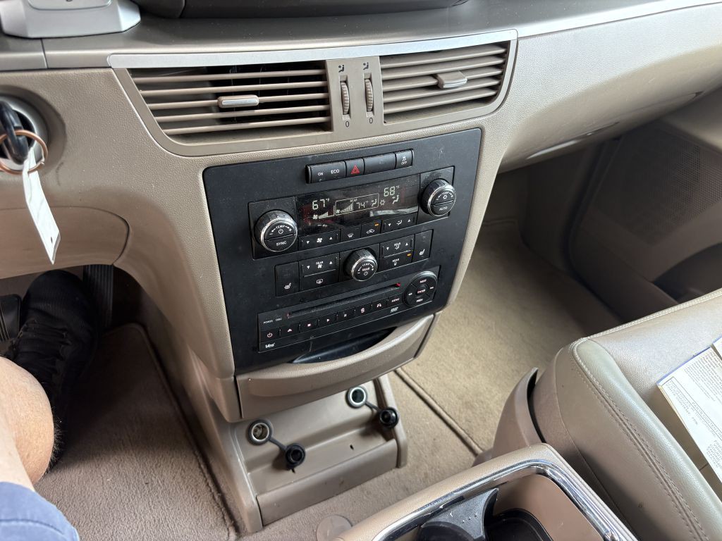 2012 Volkswagen Routan Image 16
