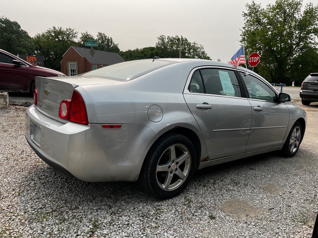 2011 Chevrolet Malibu Image 2