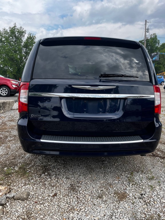 2012 Chrysler Town & Country Image 2