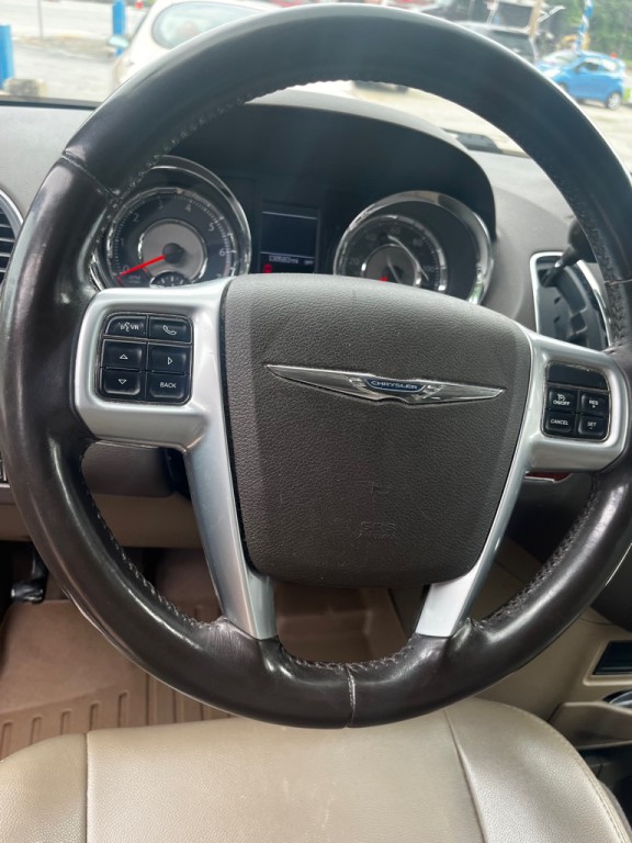 2012 Chrysler Town & Country Image 4