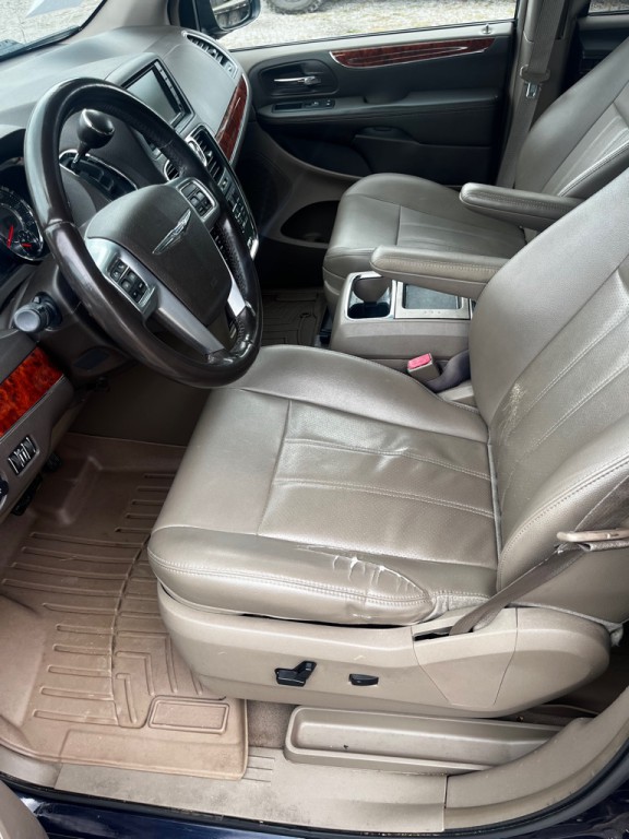 2012 Chrysler Town & Country Image 5