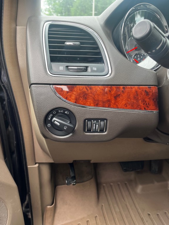 2012 Chrysler Town & Country Image 6