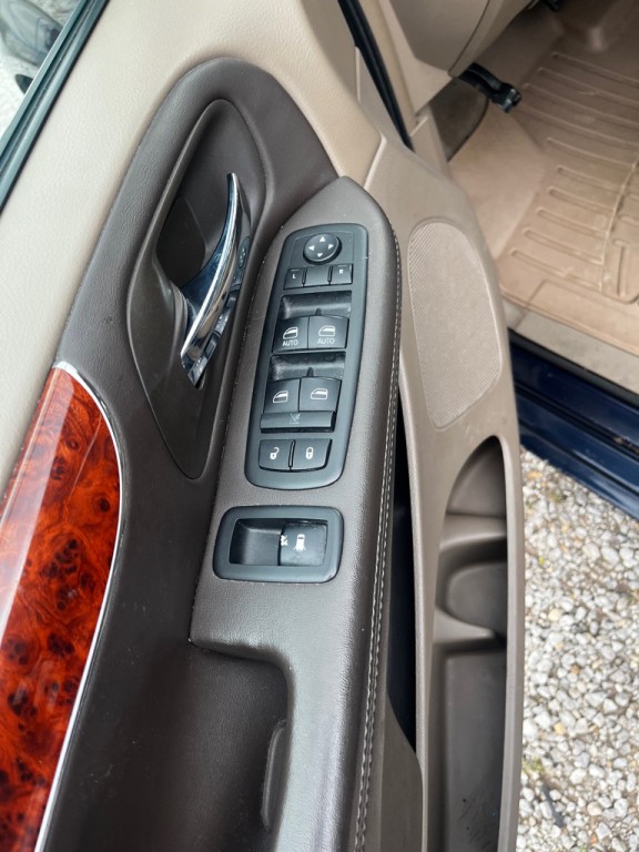 2012 Chrysler Town & Country Image 7