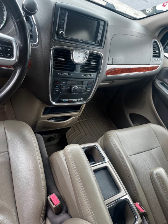 2012 Chrysler Town & Country Image 8
