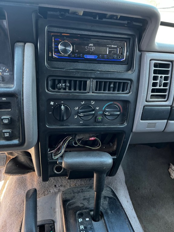1995 Jeep Grand Cherokee Image 9