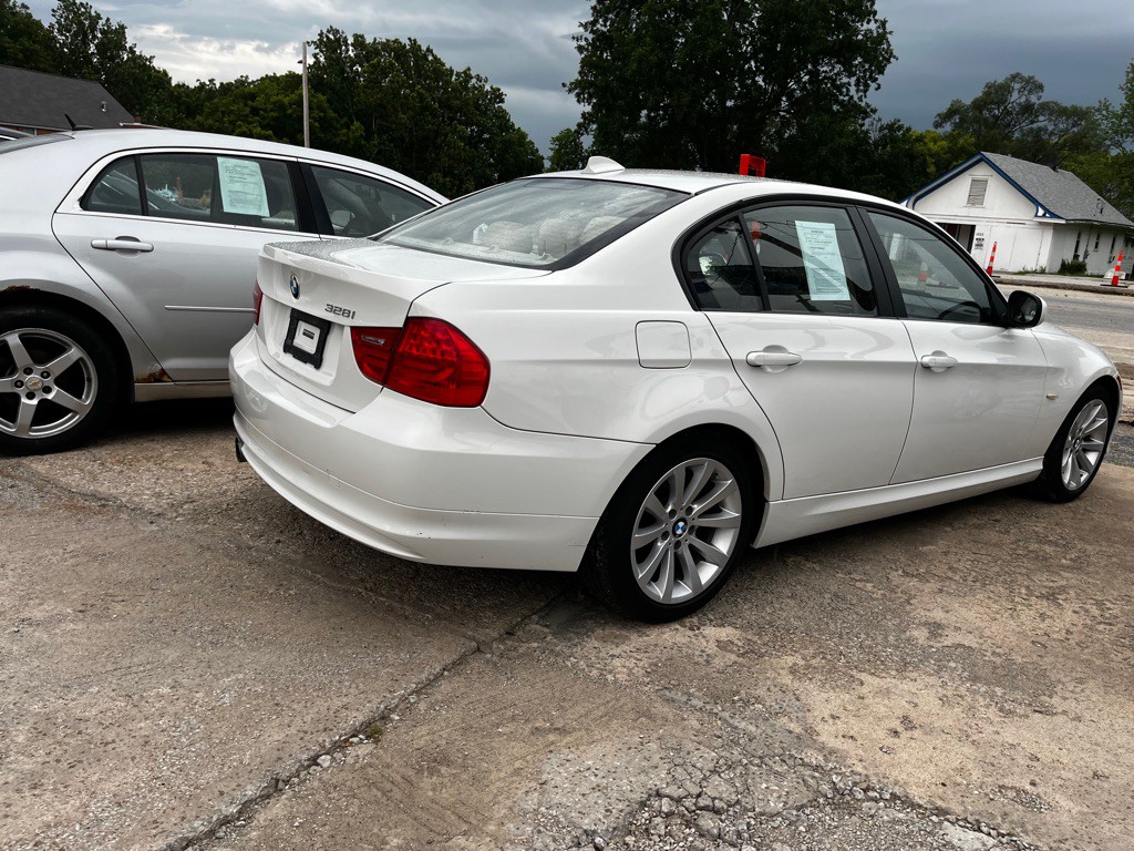 2011 BMW 3 Series Image 4