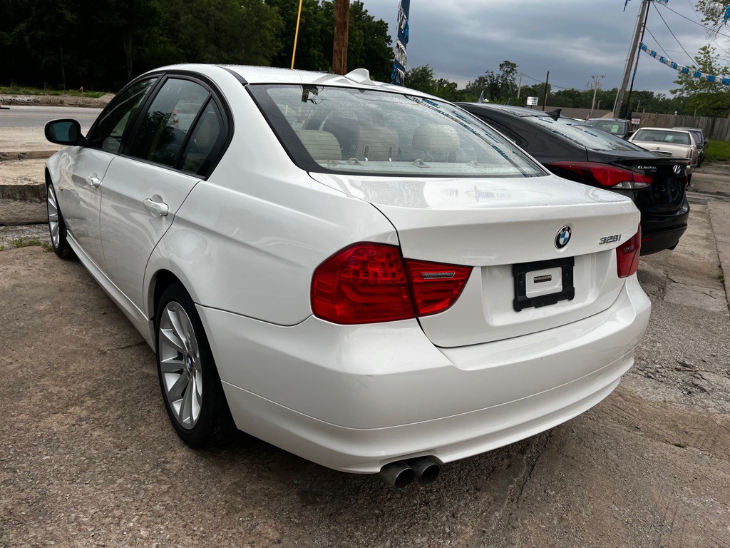 2011 BMW 3 Series Image 12