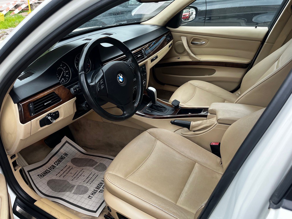 2011 BMW 3 Series Image 14