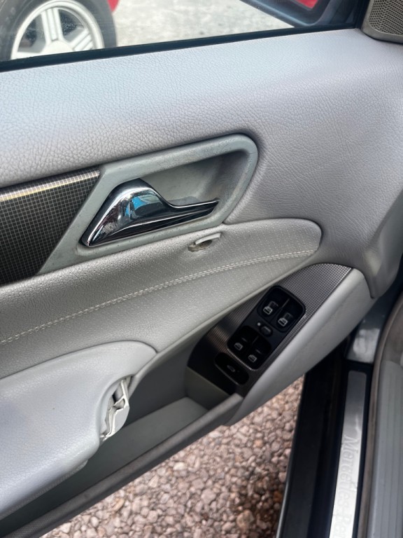 2004 Mercedes-Benz C-Class Image 7