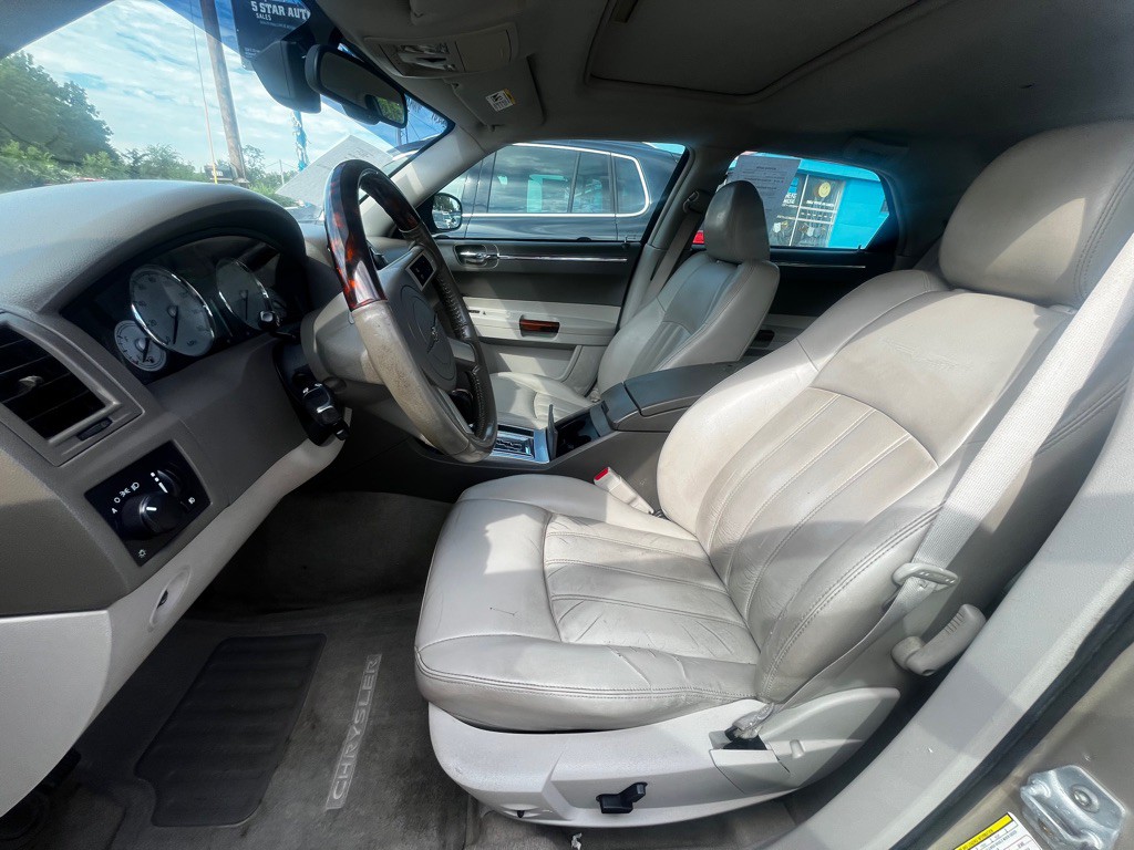 2007 Chrysler 300 Image 4