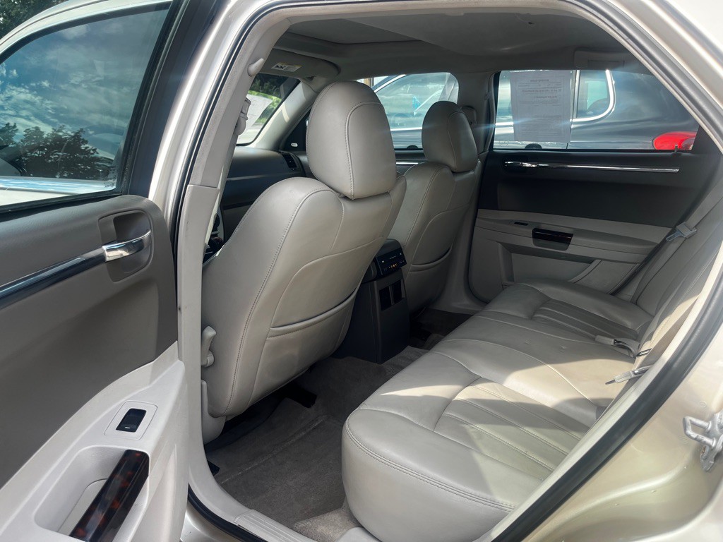 2007 Chrysler 300 Image 8