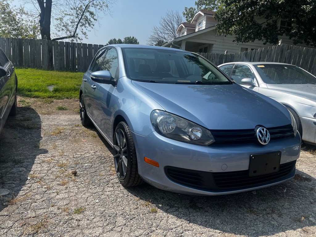 2011 Volkswagen Golf Image 1