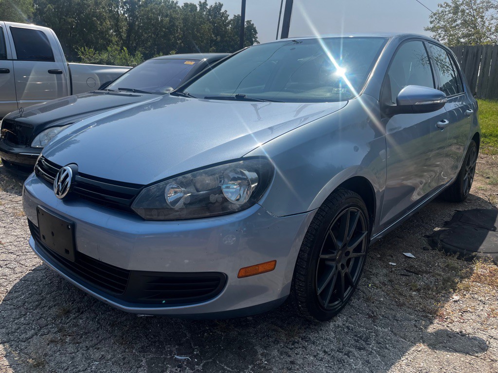 2011 Volkswagen Golf Image 2
