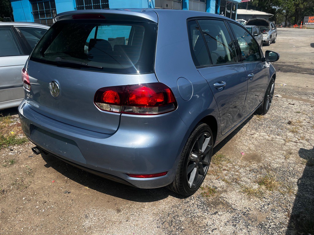 2011 Volkswagen Golf Image 3