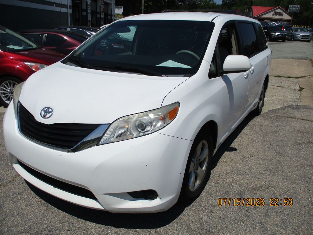 2011 Toyota Sienna Image 2