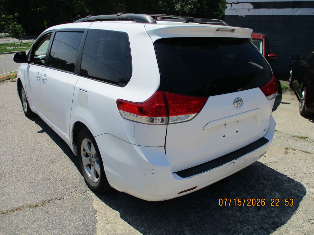 2011 Toyota Sienna Image 3