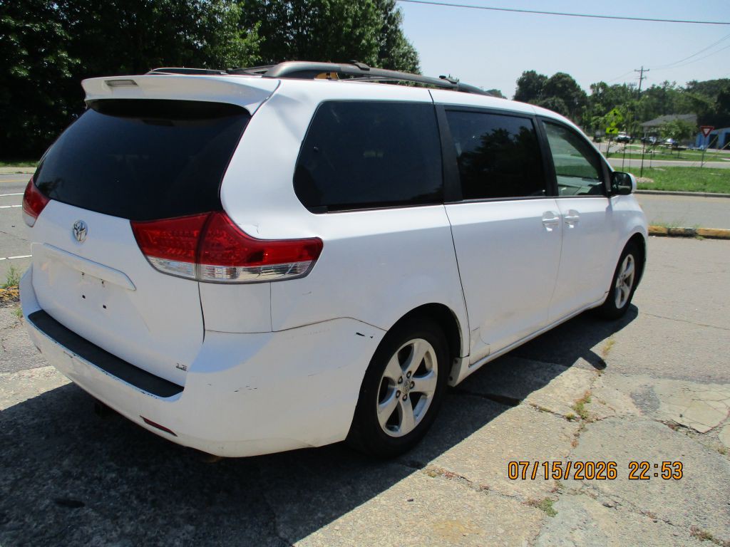 2011 Toyota Sienna Image 4