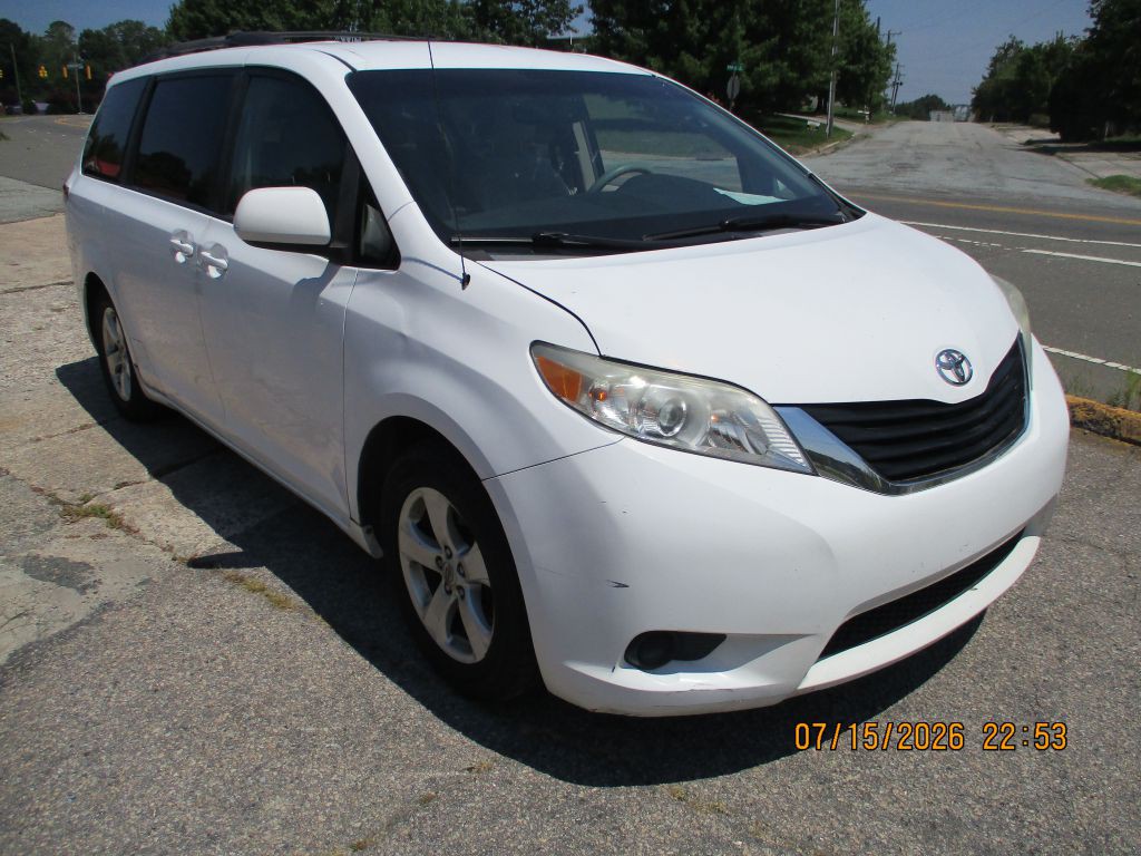 2011 Toyota Sienna Image 5
