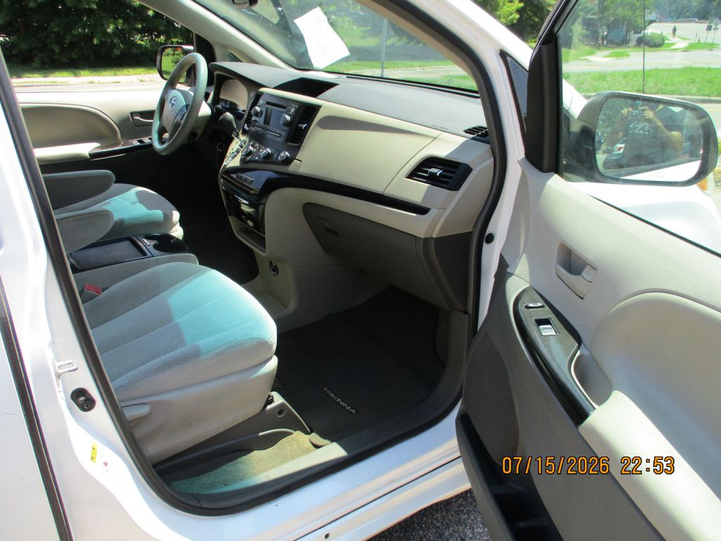 2011 Toyota Sienna Image 6