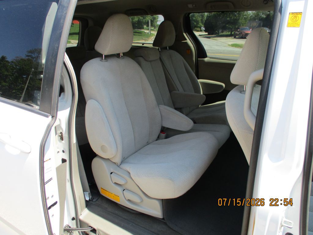 2011 Toyota Sienna Image 7