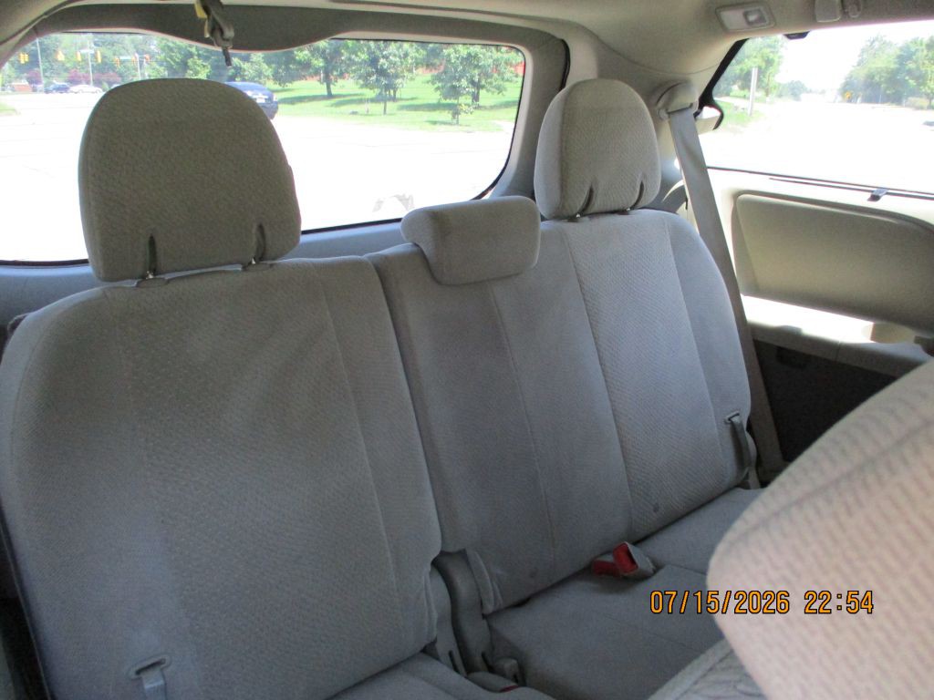 2011 Toyota Sienna Image 8