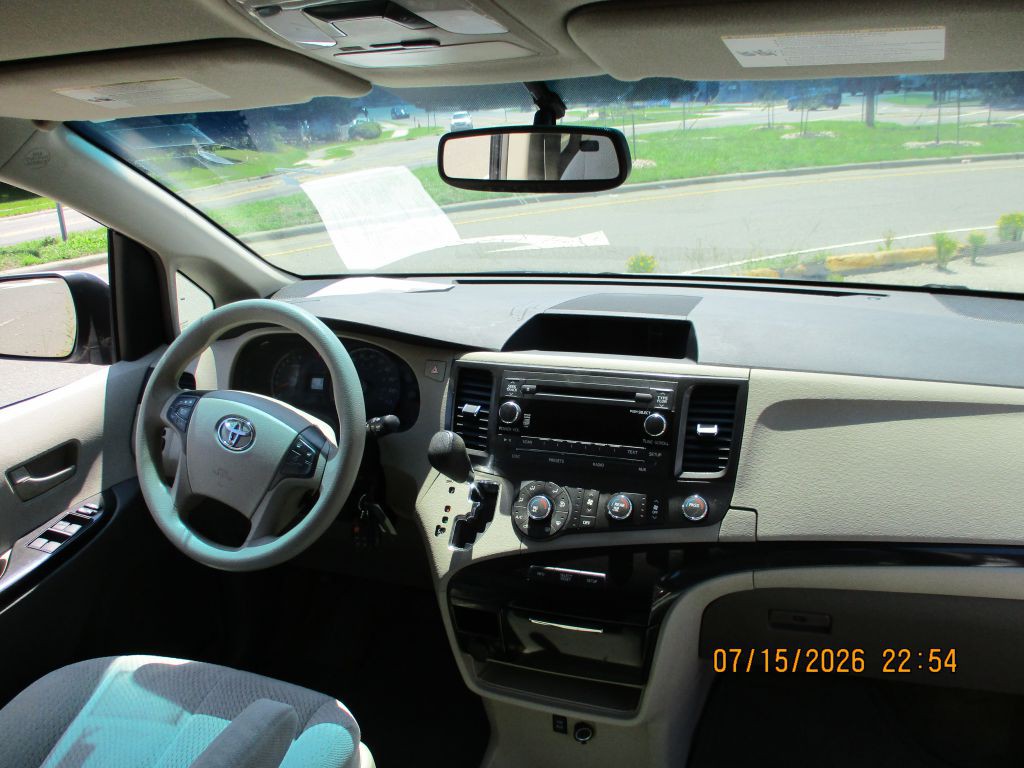 2011 Toyota Sienna Image 9