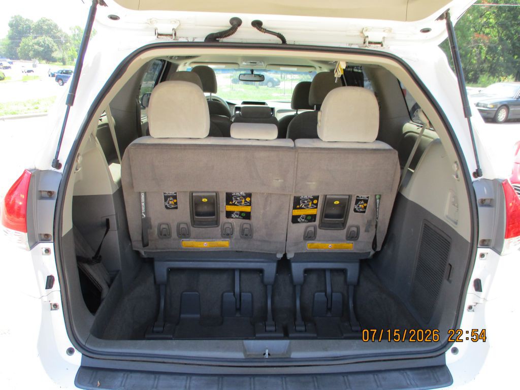 2011 Toyota Sienna Image 10