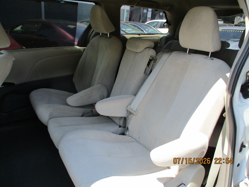 2011 Toyota Sienna Image 11