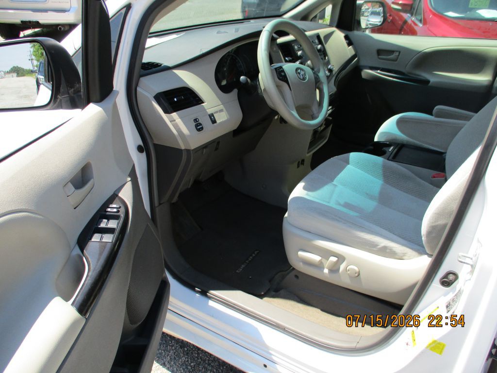 2011 Toyota Sienna Image 12
