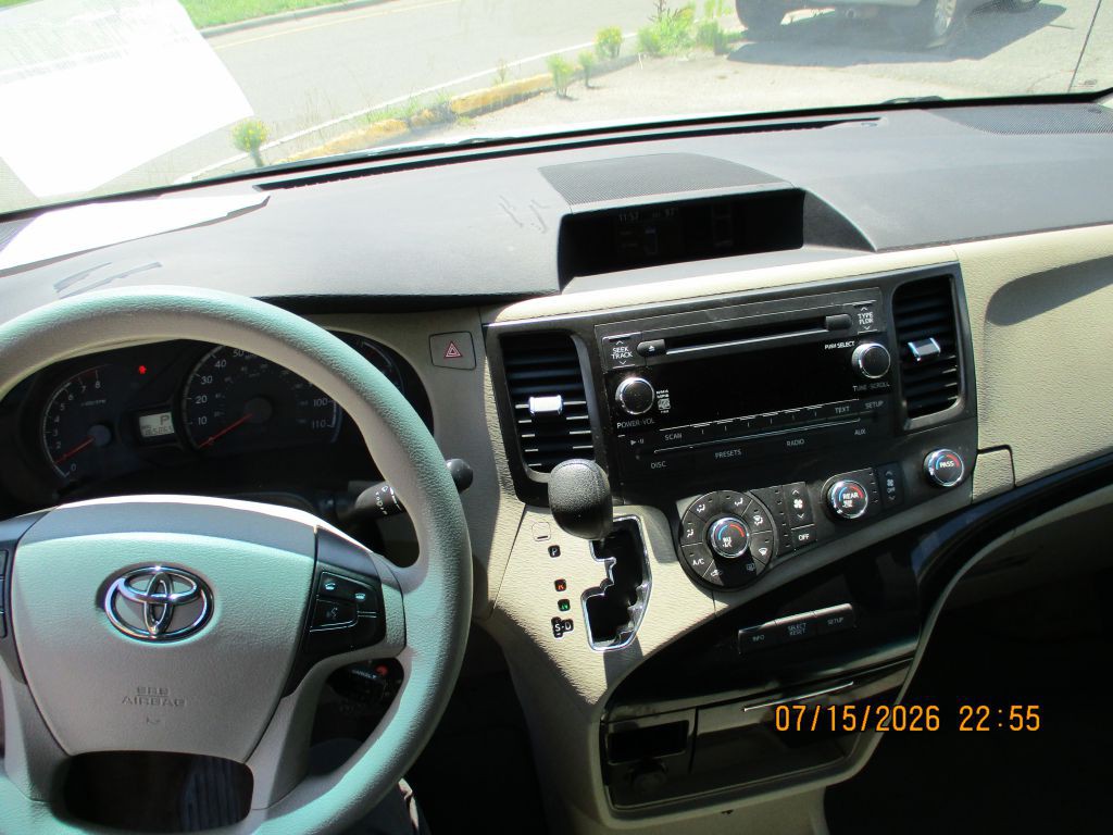 2011 Toyota Sienna Image 13