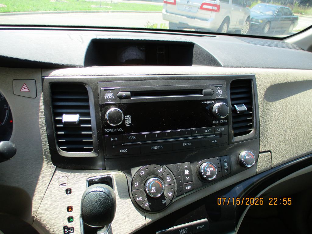 2011 Toyota Sienna Image 15