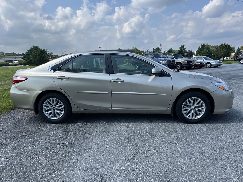 2017 Toyota Camry Image 2