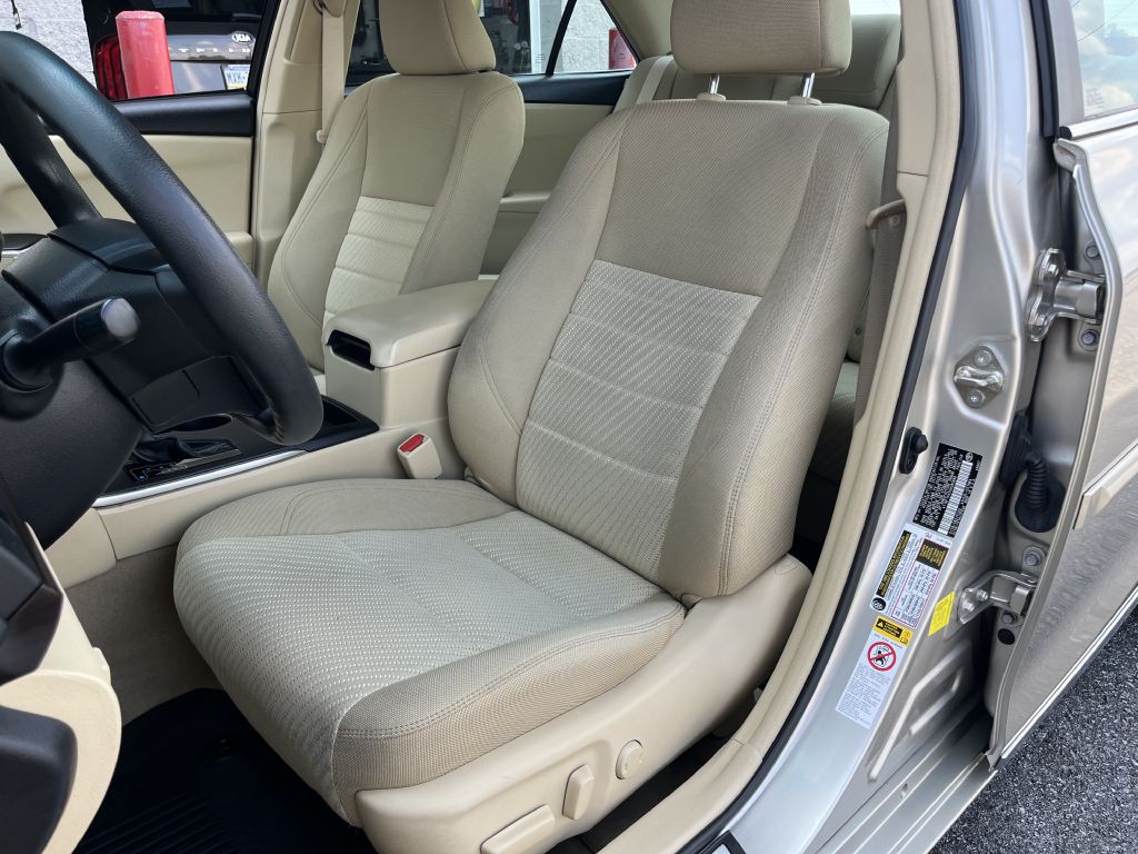 2017 Toyota Camry Image 11