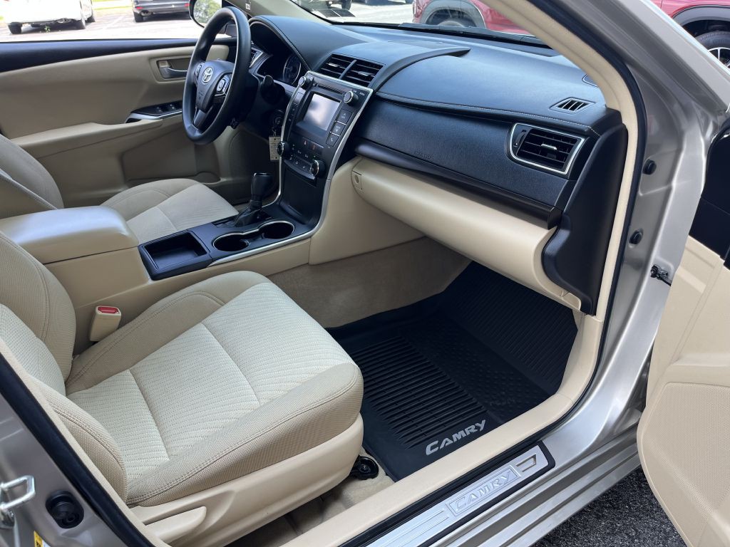2017 Toyota Camry Image 14