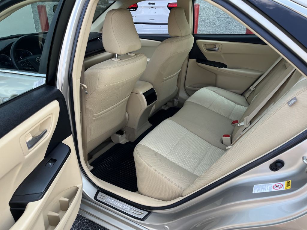2017 Toyota Camry Image 15