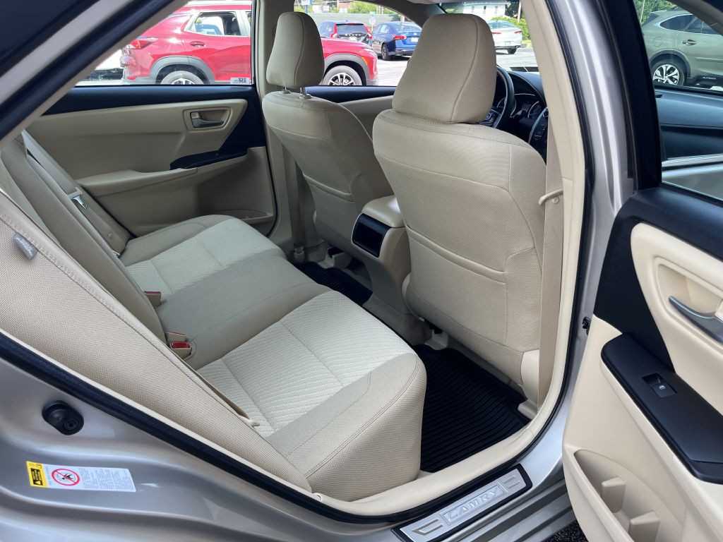 2017 Toyota Camry Image 16