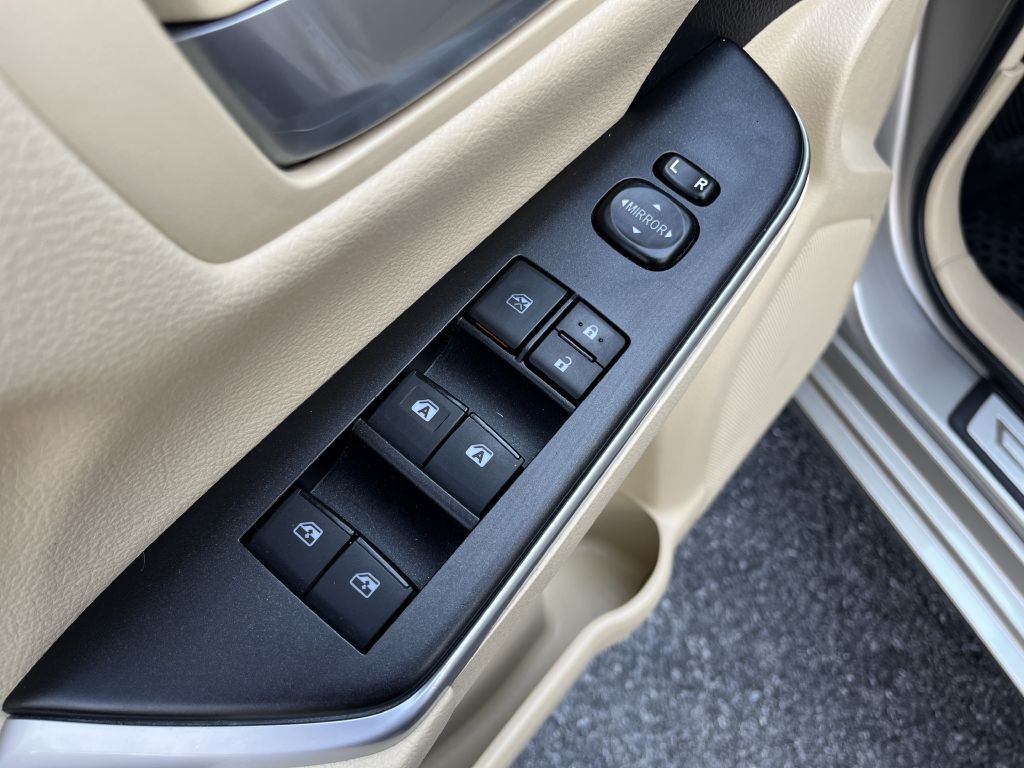 2017 Toyota Camry Image 18