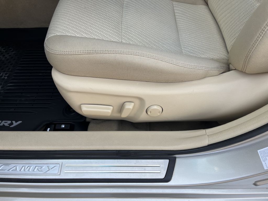 2017 Toyota Camry Image 19