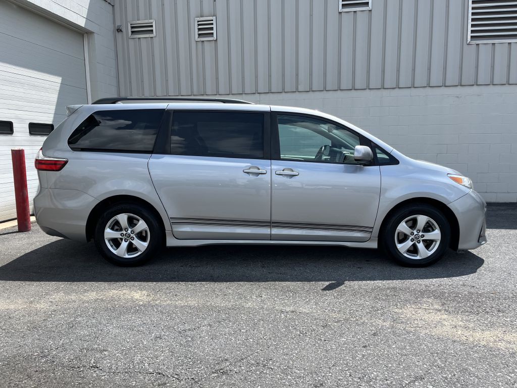 2018 Toyota Sienna Image 2