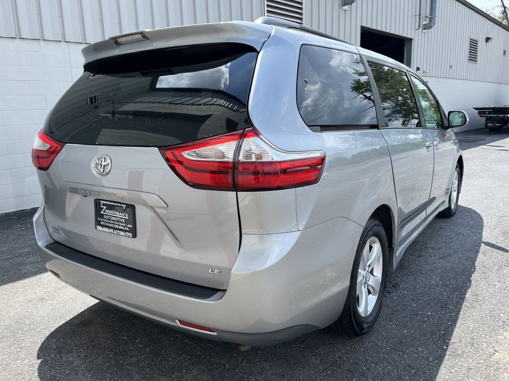 2018 Toyota Sienna Image 3