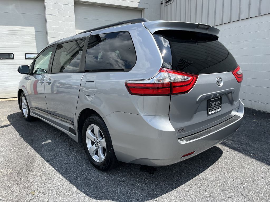 2018 Toyota Sienna Image 6
