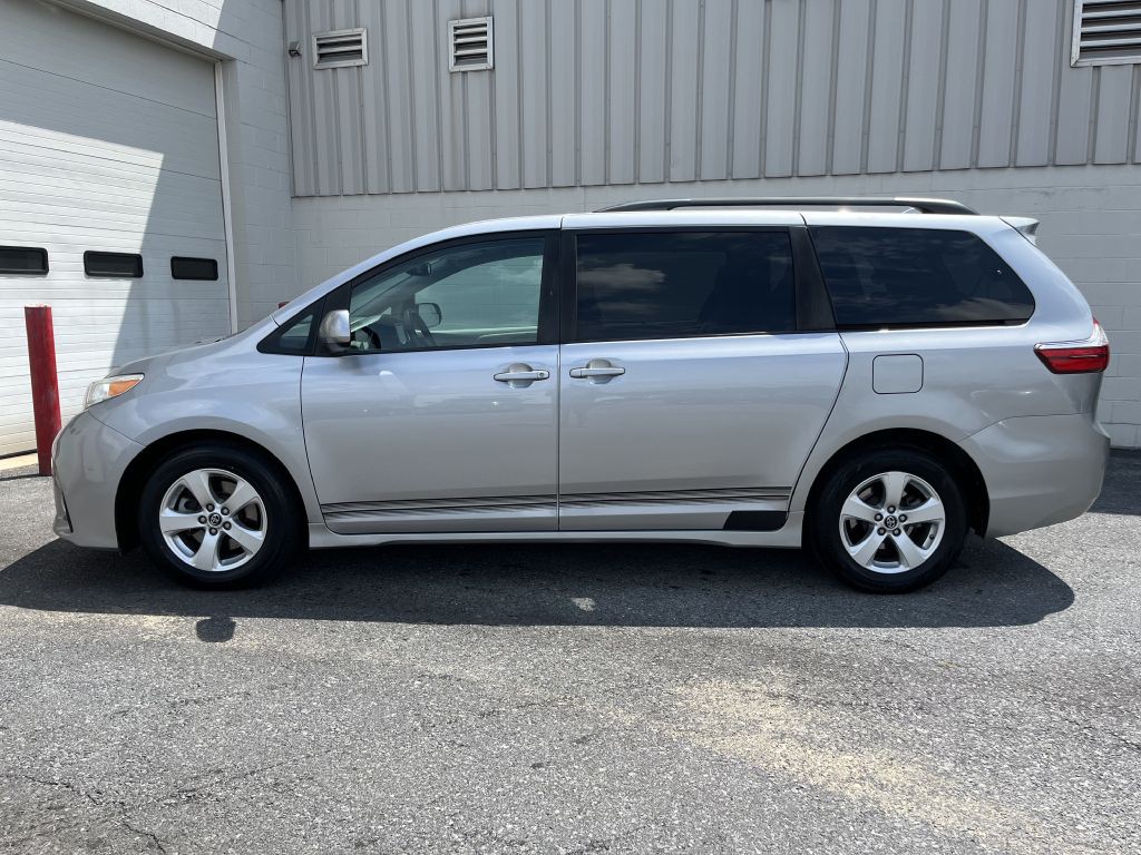 2018 Toyota Sienna Image 7
