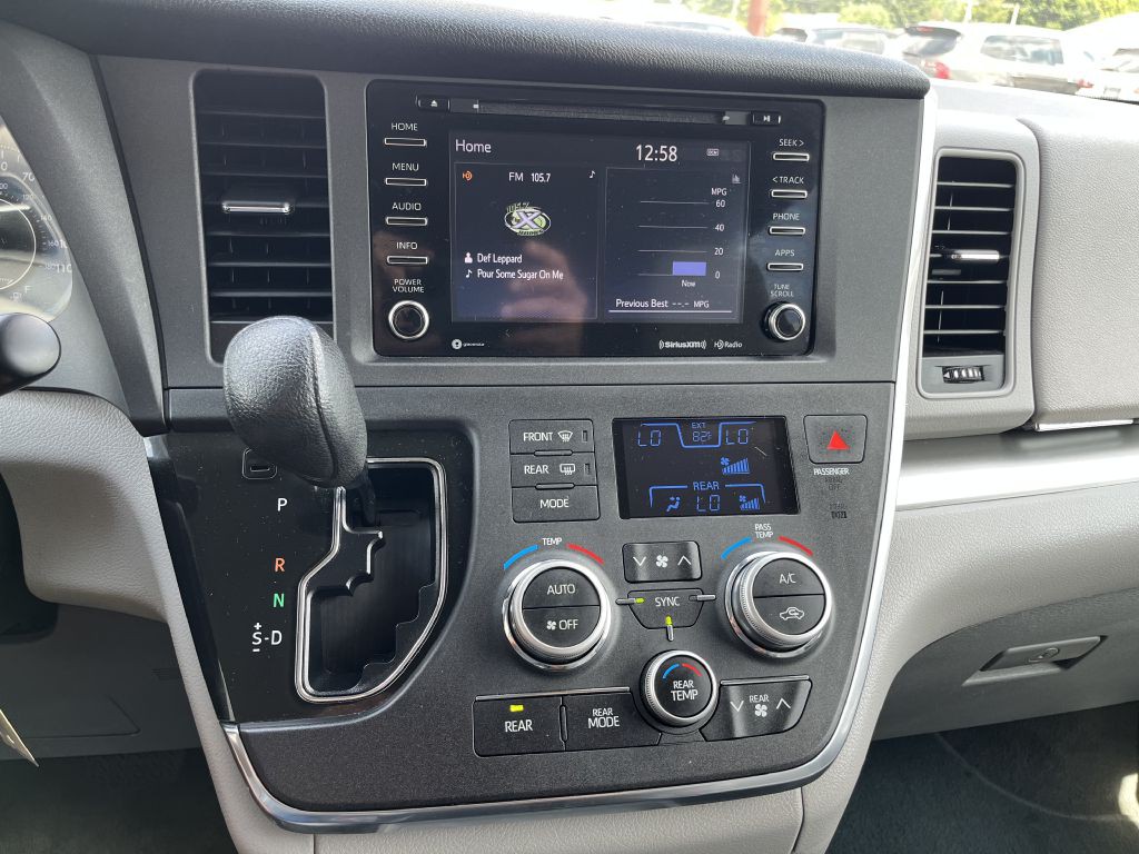 2018 Toyota Sienna Image 10
