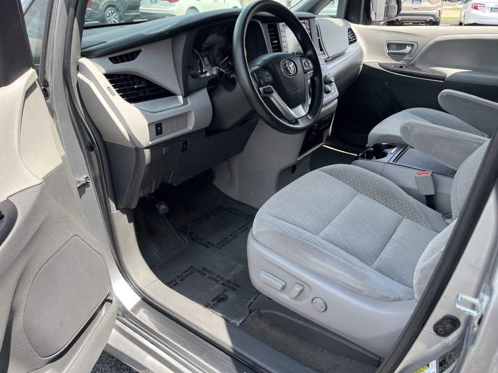 2018 Toyota Sienna Image 12