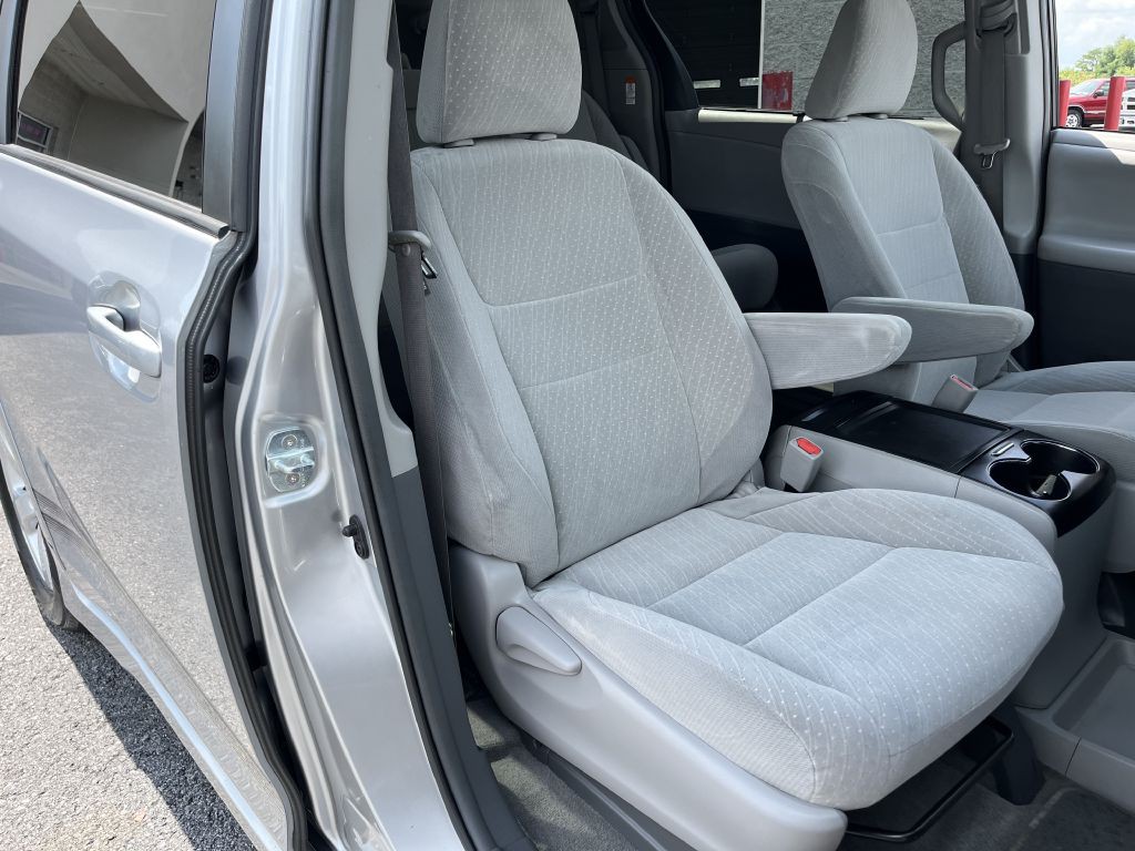 2018 Toyota Sienna Image 13