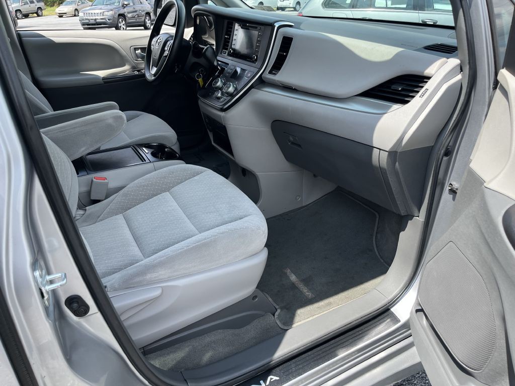 2018 Toyota Sienna Image 14