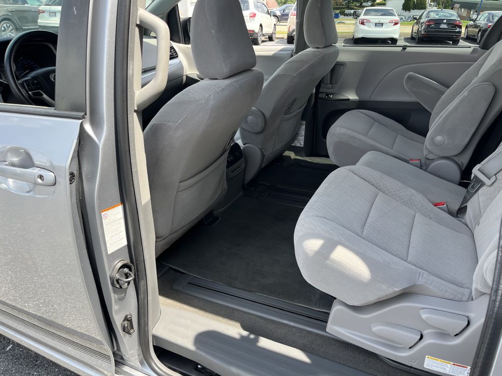 2018 Toyota Sienna Image 16